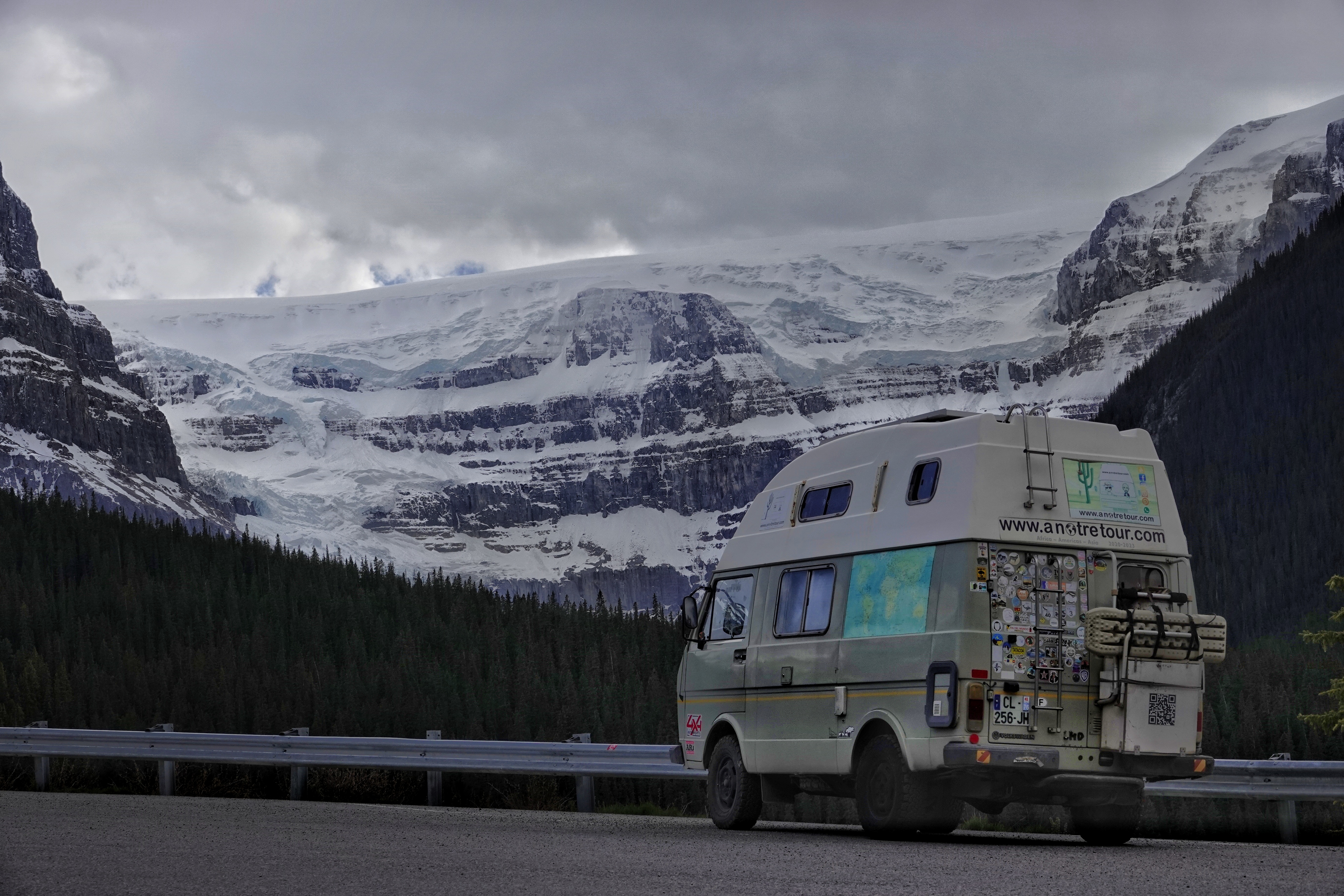 Oscar devant les glaciers de l'Icefields Parkway